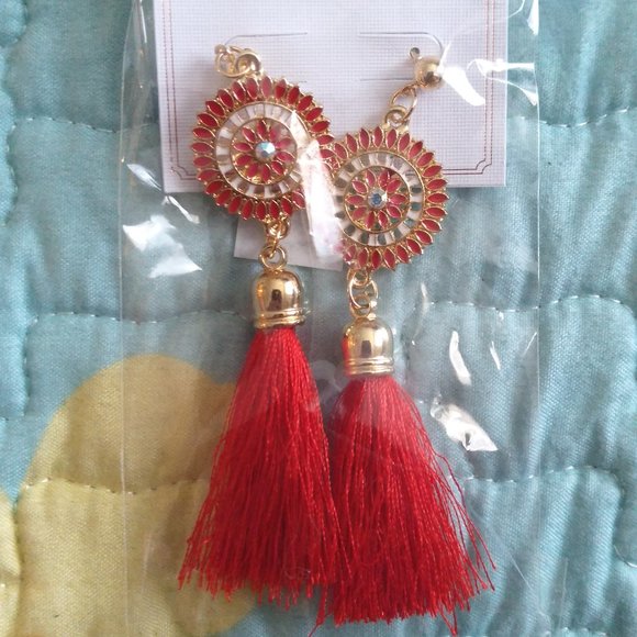 Women Tassel Earrings - Picture 3 of 4